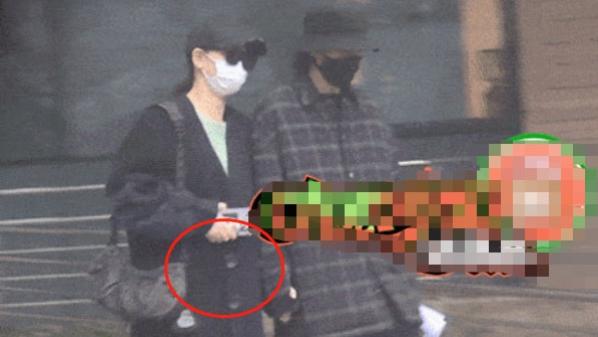 戚薇|曝戚薇怀二胎？全身武装现身医院检查，小腹隆起被李承铉贴心搀扶