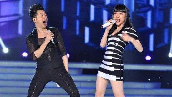 |代言费由1.3亿沦落到小县城唱歌，火了不够8年的她，到底得罪谁了？