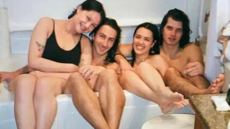 钟丽缇|钟丽缇大女儿晒照，两男两女浴缸合影引争议，身穿泳衣笑容灿烂