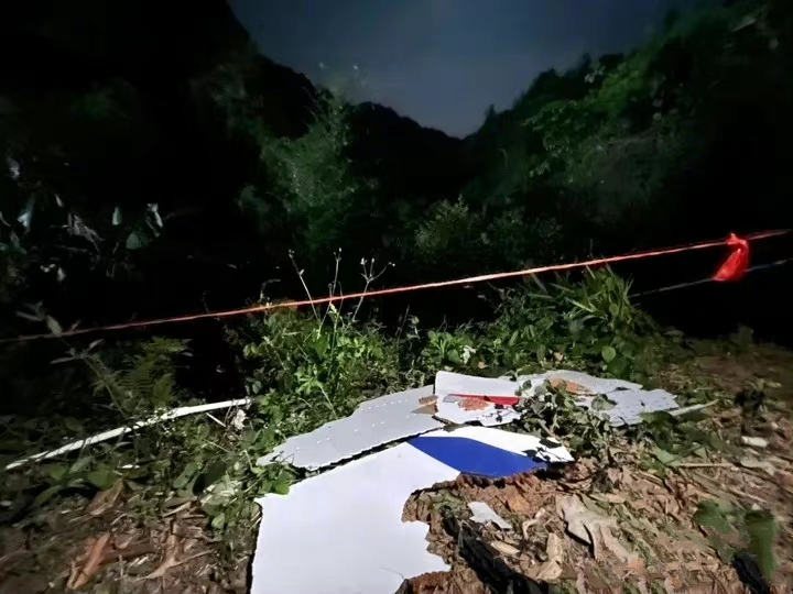 营救东航5735的广西村民：飞机完全解体成碎片，树上挂满了各种布条- 娱乐资讯(存满娱乐网)