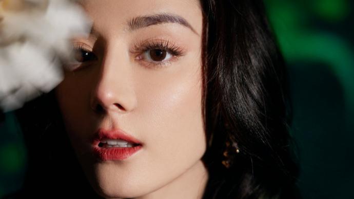 迪丽热巴|热巴最新造型曝光，工作室着急出图翻车，皮肤粗糙嘴巴起皮都没修