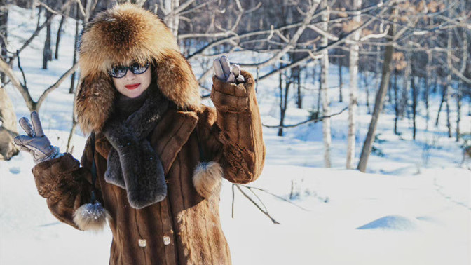 冯提莫|赵丽颖雪中漫舞，穿皮草外套戴雷锋帽，同事镜头下蹦蹦跳跳像个放学娃