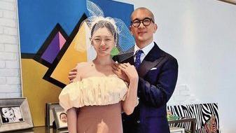 大S|大S与具俊晔不怕热议，街头搂腰，牵手方式暴露谁主动