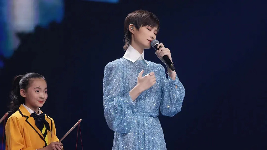 李宇春|李宇春的品味越来越好，穿蓝色亮片裙温婉大气，看脸挺有气场的