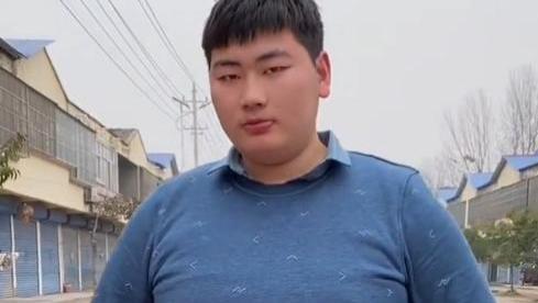 陈萌|朱小伟带着未婚妻买手机，将陈萌搂在怀里憨笑，手中一沓钱成亮点！