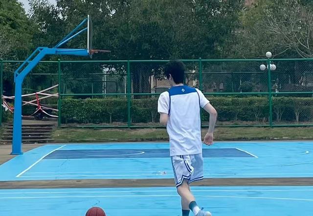 刘昊然|刘昊然打篮球照梦回余淮，谭松韵也依然是耿耿，谁的DNA又动了？