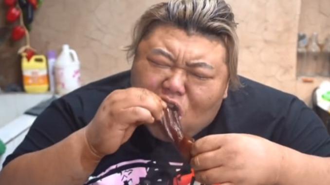 口红 网红胖猴仔10天减重40斤，重操旧业在训练营炖肉，人设不能丢