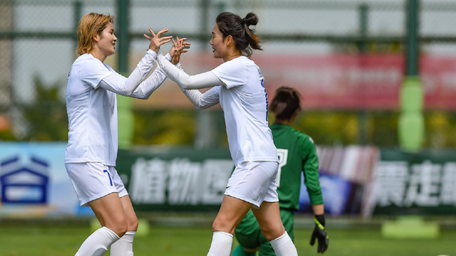 |6-0大胜！夺冠热门狂飙，第88分钟还在进球，4位女足国脚包办5球