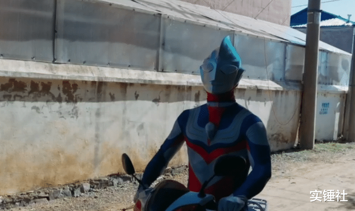 汽车|小群化身奥特曼逛街引围观！汽车上开泳池派对，观众看懵直呼鬼才