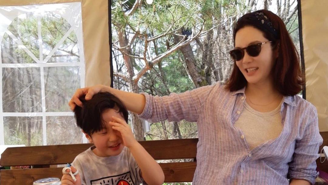 蔡琳|蔡琳带儿子郊外野餐，4岁儿子下水捕鱼，前夫高梓淇忙着带货！
