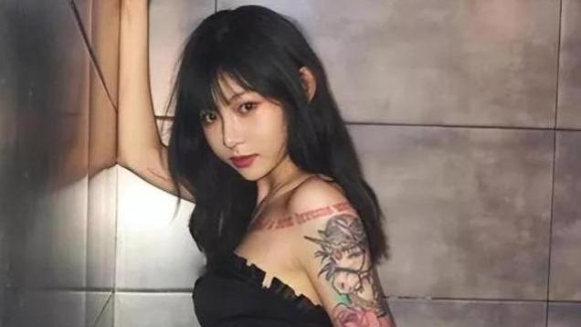 奥特曼|网红痞幼又作妖？穿JK跳舞秀大长腿，下蹲走路送福利，网友：该封