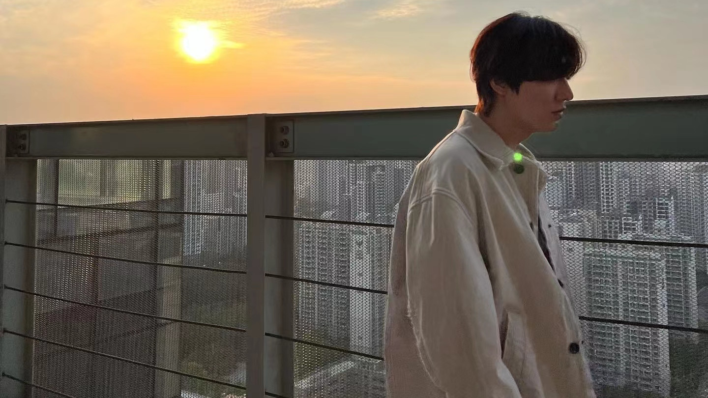 李敏镐|李敏镐晒出拍摄花絮照片，驼背是越来越明显，疑似拍戏时受伤所致