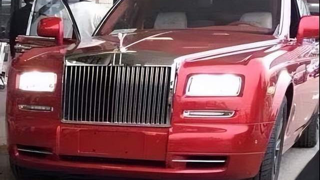 |王思聪携网红女友慎捷现身上海闹市，开1300万定制加长劳斯莱斯