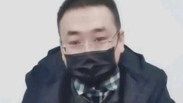 街拍|云昊直播晒许妈姚爸，与姚家男儿同屏直播，透露异地审理困难