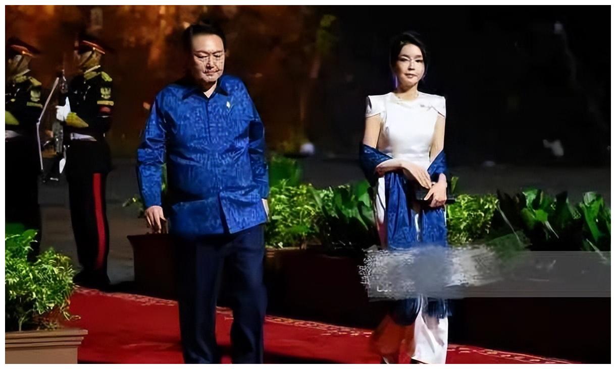 G20盛大晚宴上印尼总统夫妇穿情侣装，韩国夫人披肩造型把人美到