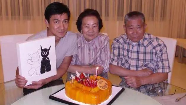 刘德华|刘德华身价过亿，姐姐肆意挥霍欠下巨债，还表示养她是天经地义的