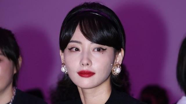 穿衣搭配 张嘉倪给自己打扮成贵妇，镂空上衣配红唇明艳大气，发型有点显老