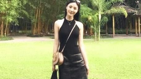 侯勇|53岁侯勇和90后妻子同框似父女，肤白貌美身材好，肚皮圆润似怀孕