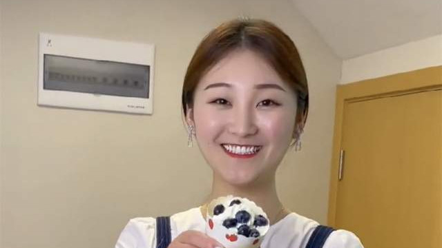 陈亚男|陈亚男亲自为粉丝做蛋糕，特地带着摄影前往粉丝家中，遭质疑摆拍