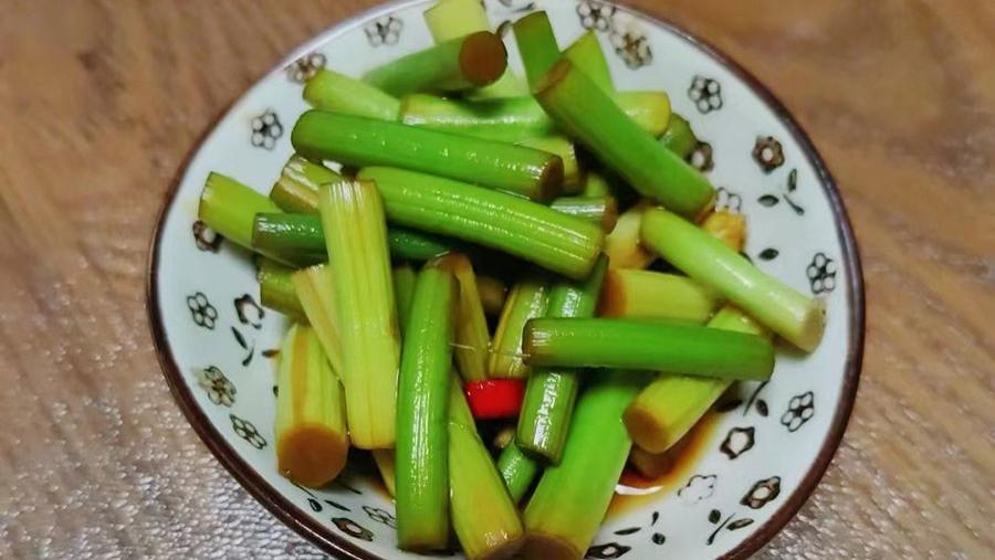 蒜苔|腌蒜薹，只放盐不好吃，80奶奶教2招，辛香爽脆不辣心，久放不坏