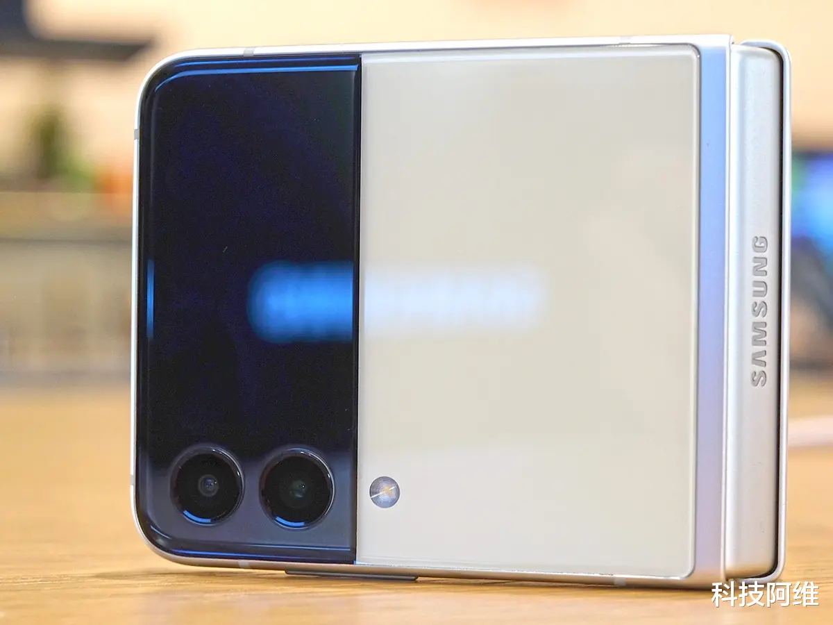 充电技术|发布一年下跌1880元,120赫兹+IPX8,折叠屏旗舰无奈售价大跳水