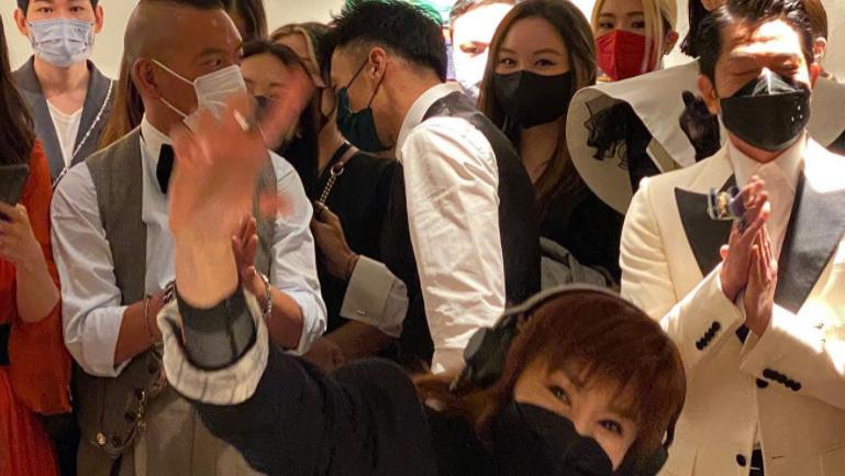 郭富城|57岁张曼玉罕露面身材消瘦！担任DJ兴奋打碟，郭富城谢霆锋当观众