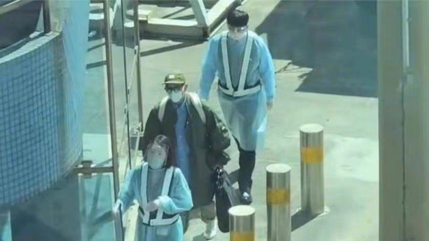 具俊晔|具俊晔抵达台北机场，与大S结婚后首露面，两手空空只顾打扮自己