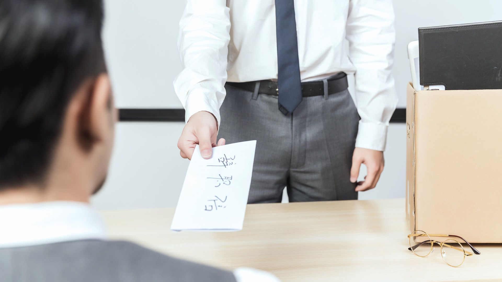 西装|入职刚满3个月，领导表示干不好，可以走人：后来，我炒他鱿鱼了