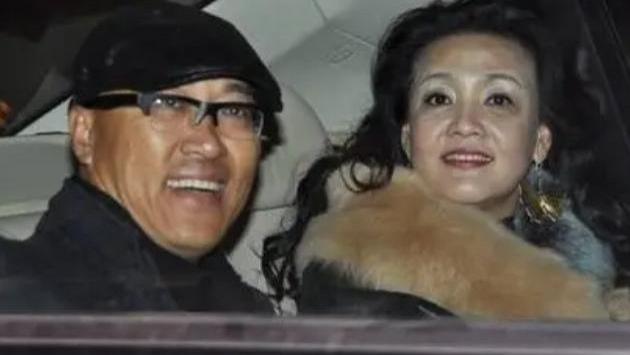 张兰|张兰自曝与小菲亲爹复合，直播怒怼具俊晔，网友：妈宝大战软饭男