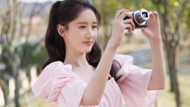 穿衣搭配|袁冰妍穿粉色太可爱了，手拿相机大玩自拍，笑容甜美宛如精灵