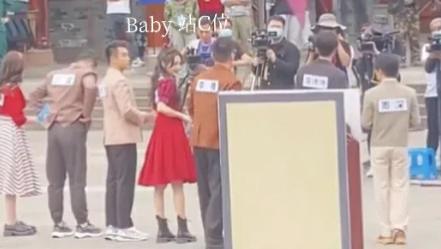 Angelababy|杨颖录《跑男》被孤立？闷头行走显孤单，网友：离开晓明真不行