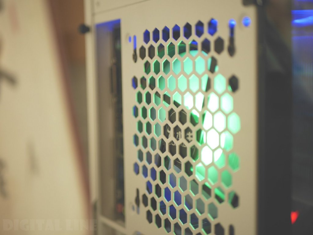 显卡|轻松兼容主流显卡和电源, Tt Smart color 500W金牌电源!