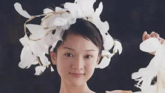 阿Sa|同样头插羽毛，蔡卓妍灵动、周迅美成经典，杨幂“晴雯”太辣眼