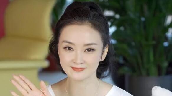 t恤 “晴格格”王艳真会玩！穿T恤扎马尾少女心泛滥，打喷嚏还变爱心