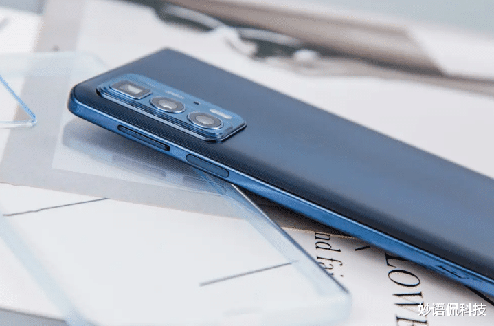 荣耀70|从3299元跌至1699元，50倍变焦旗舰直接“腰斩”，妥妥“真香机”