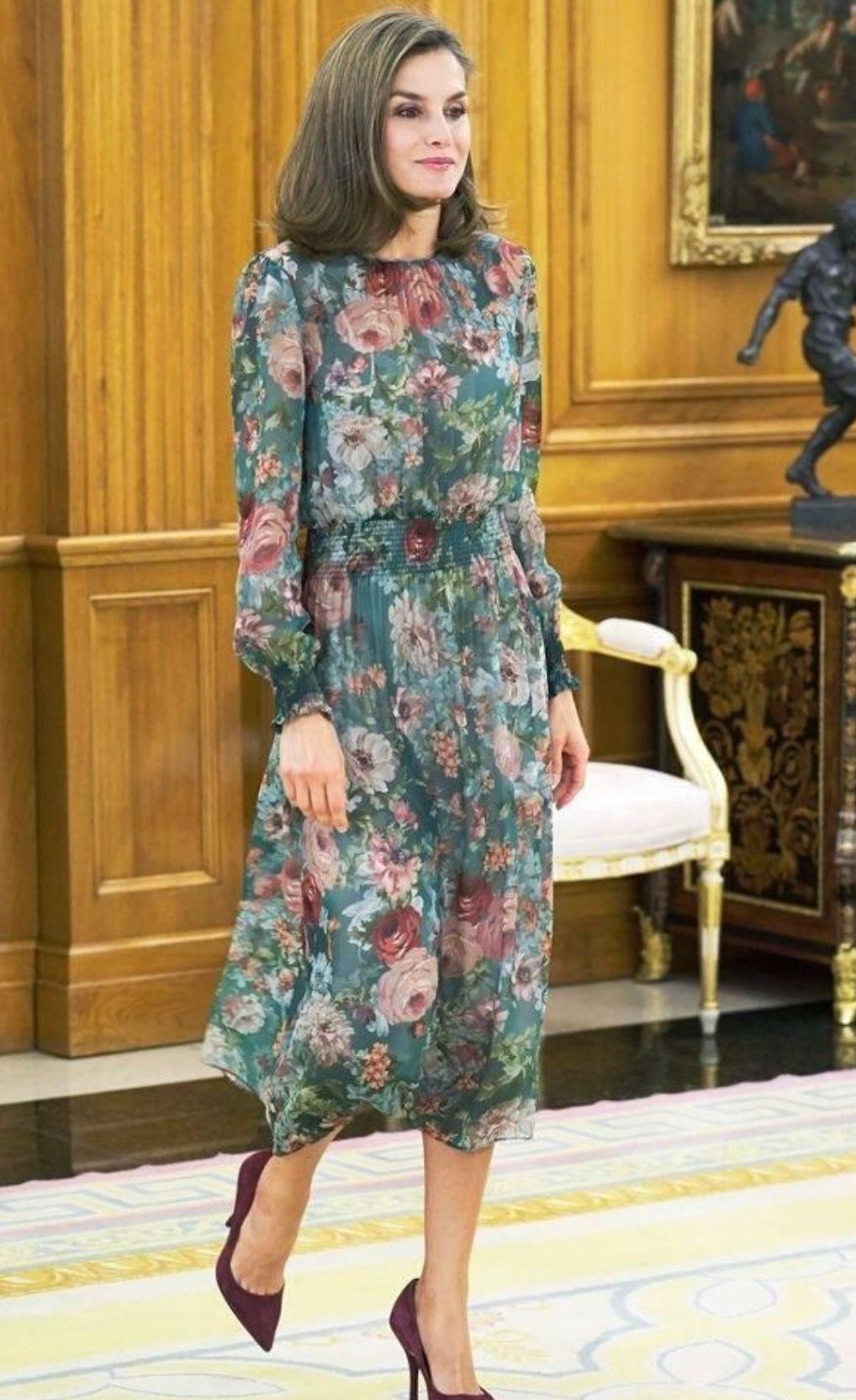 见过大世面的中年女人，穿裙子不会高于膝盖，看西班牙王后就知道