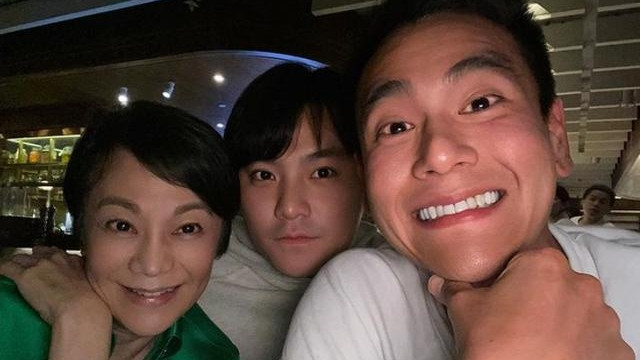 张艾嘉|彭于晏为张艾嘉庆生，张艾嘉儿子罕见出镜，身材健硕长相帅气