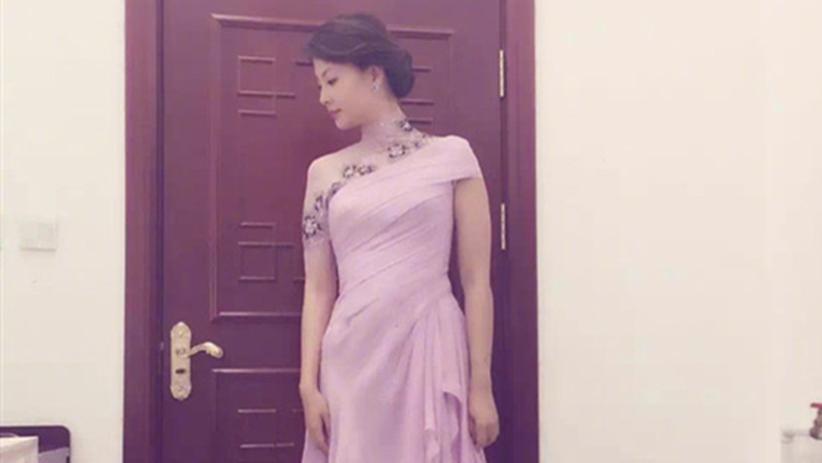 刘芳菲|央视主持刘芳菲罕晒花滑装，穿粉色挂肩裙，侧脸五官线条似女明星