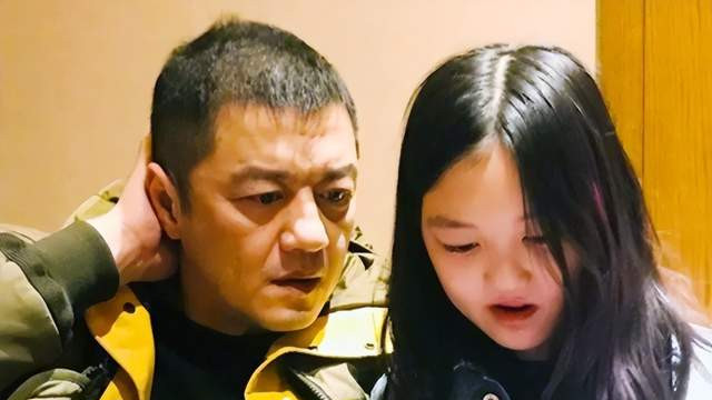 李亚鹏|李亚鹏狠批毒教材事件，却遭人质疑蹭热度，说她女儿没在国内上学