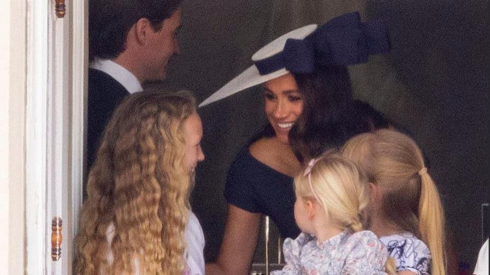 公爵夫人|梅根回到婆家，一身贵夫人打扮与晚辈有说有笑，阳台上却没她位置