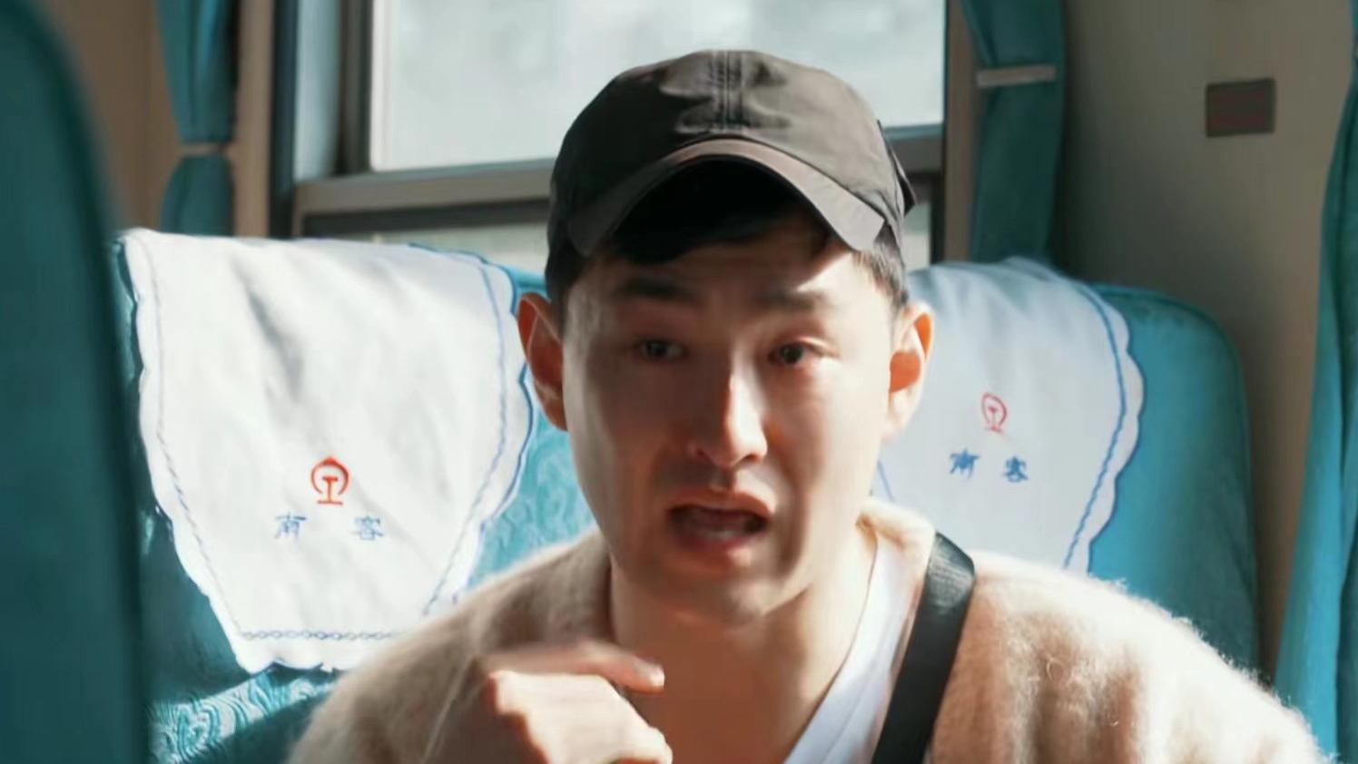 王彦霖|王彦霖帮60岁奶奶挑水果担，100多斤挑不动，崩溃流泪