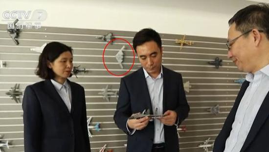 疑似轰20模型亮相央视，无尾翼布局全隐身构型，翼展比运20还要大