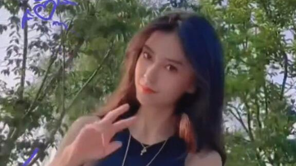 Angelababy|Angelababy豪宅区玩滑板，穿露脐装高腰裤，窄腰细腿少女身材真窈窕