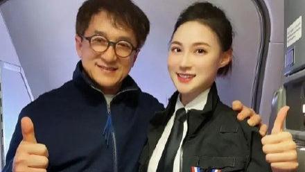 成龙|成龙与美女空姐亲密合照流出！女方承认被要地址电话