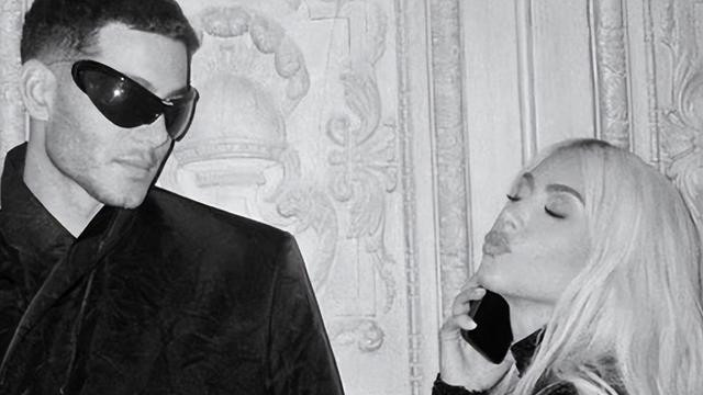 金·卡戴珊|金卡戴珊亮相派对！与男模合影气场丝毫不输，41岁身材宛如18岁