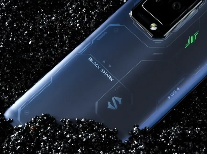 基因|黑鲨5pro外观设计炫酷，延续之前的高配置基因，游戏体验更好