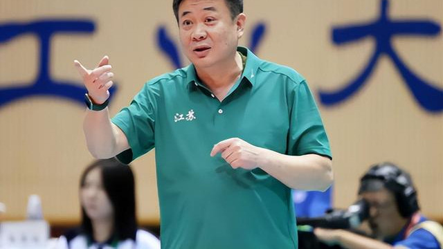 |中国女排新队长尘埃落定？集训照曝光，26岁主力与领导侃侃而谈