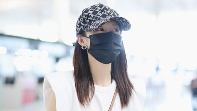 穿衣搭配|李沁穿衣挺潇洒，垫肩衬衫拉宽肩膀，配阔腿裤显出修长美腿