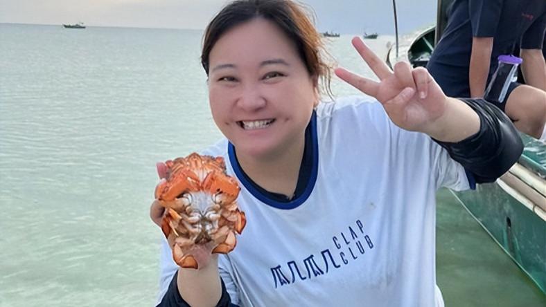 贾玲|张小斐晒照为贾玲庆生！贾玲手拿大螃蟹站海里，穿花裤子一脸笑容