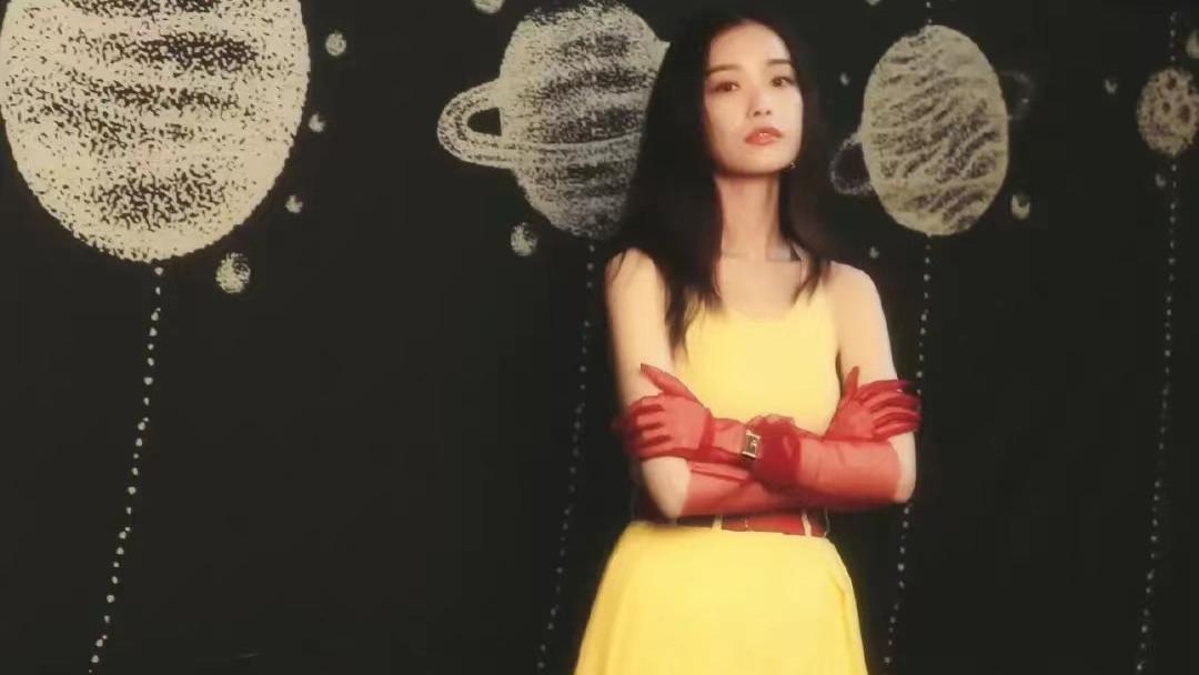 穿衣搭配|倪妮拍摄复古写真，穿背心搭配喇叭裤，上紧下松尽显好身形